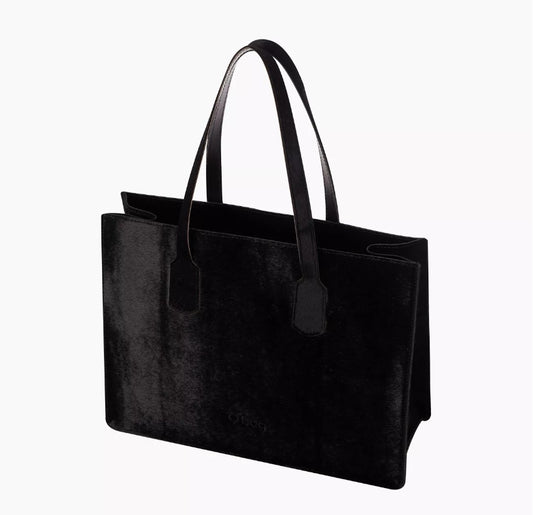 Bolso negro fabricado con piel de potro