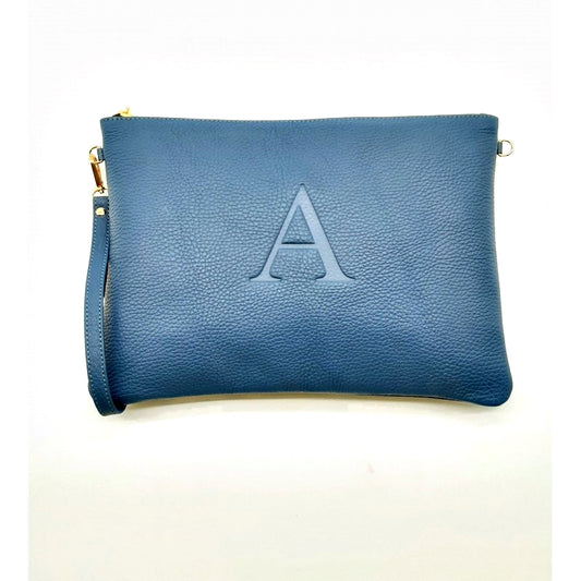 Cartera de mano de piel con color azul azafata con inicial grabada